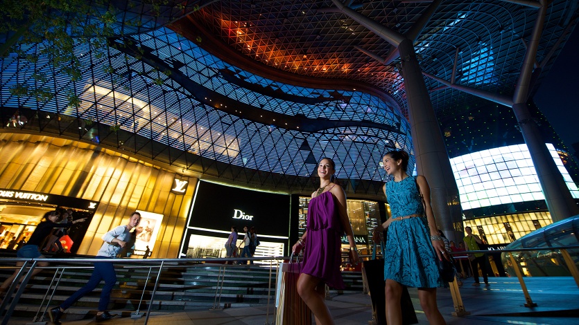 两位女士在爱雍·乌节购物中心 (ION Orchard) 外购物。