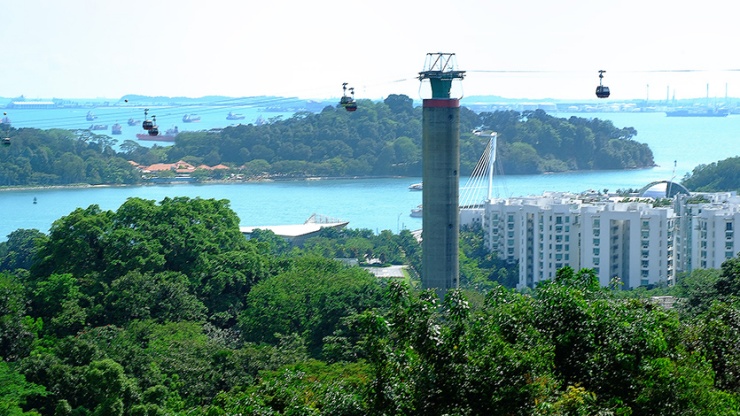 通过高空缆车、单轨列车或带天蓬的步道从港湾前往圣淘沙岛，乐在其中。