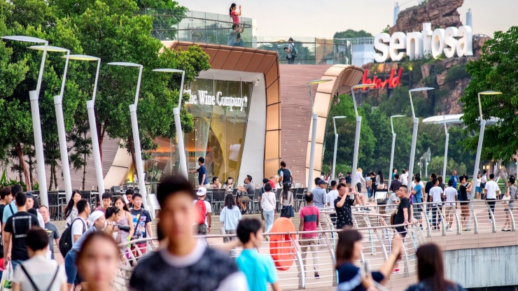 人头攒动的圣淘沙跨海步行道 (Sentosa Boardwalk)