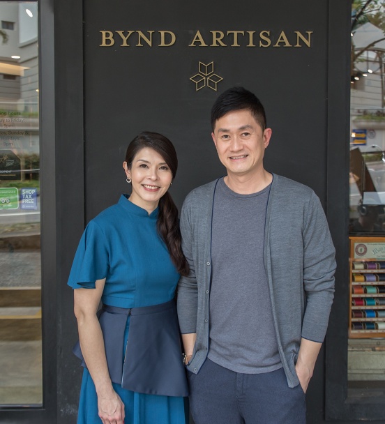 Bynd Artisan 的关卫贤和曾薇薇站在他们的集美花园 (Chip Bee Gardens) 店面前