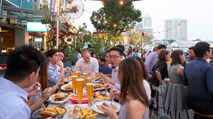 人们在位于富丽敦海湾的 OverEasy 餐馆酒吧用餐